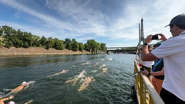 France : des centaines de nageurs plongent dans la Seine pour la première course en 80 ans