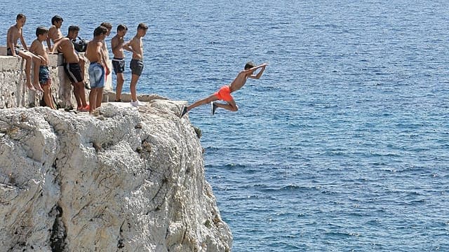 France : à Marseille, les plongeons depuis la corniche, une pratique à risque qui prend de l'ampleur
