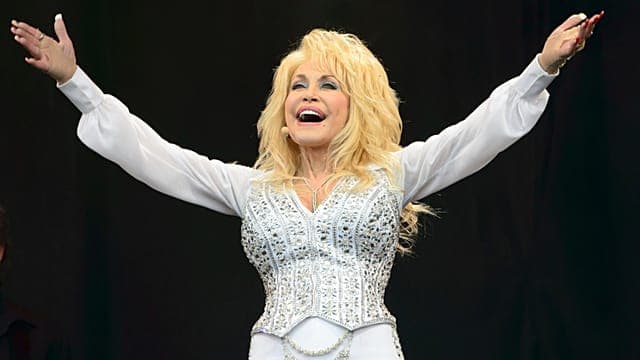 Dolly Parton, voix en or de la country, s’éteint à 80 ans