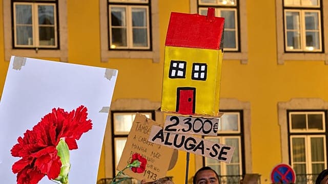 Portugal : la crise du logement à Lisbonne déclenche une protestation devant le parlement