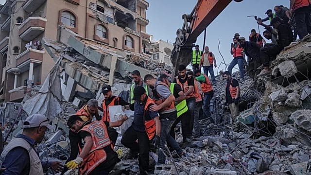 Au moins 12 morts et des dizaines de disparus après l'effondrement d'un immeuble à Gaza