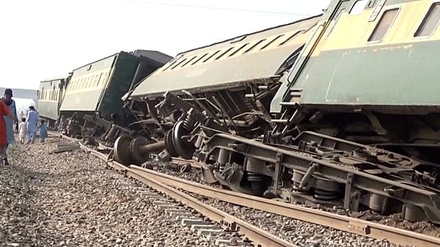 Pakistan: déraillement d'un train de passagers fait au moins cinq morts et plus de 30 blessés