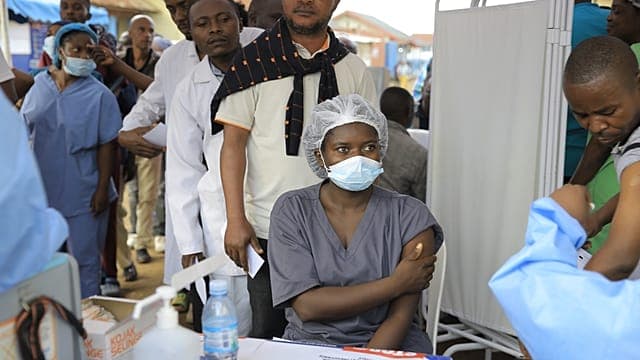RDC-Ebola : le personnel soignant vacciné malgré les doutes sur l’efficacité du vaccin