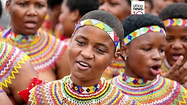 Afrique du Sud : des milliers de jeunes femmes célèbrent la danse des roseaux