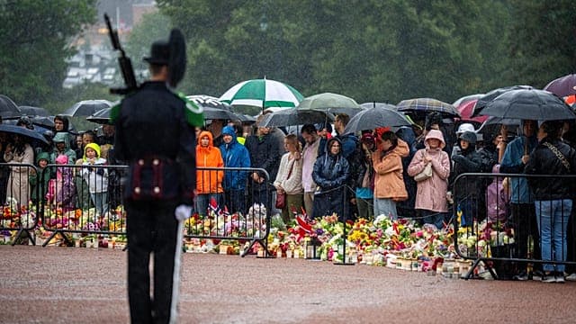 Mort du roi Harald V : plus de 10 000 Norvégiens rendent hommage au monarque à Oslo