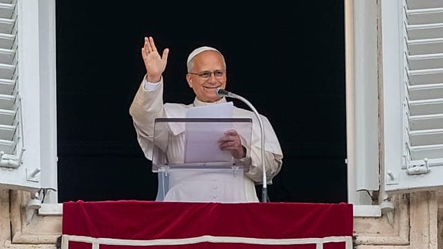 Vatican : première apparition publique du pape Léon XIV après son opération