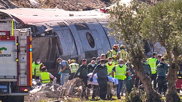 Espagne : les secours fouillent les décombres du train près de Tolède