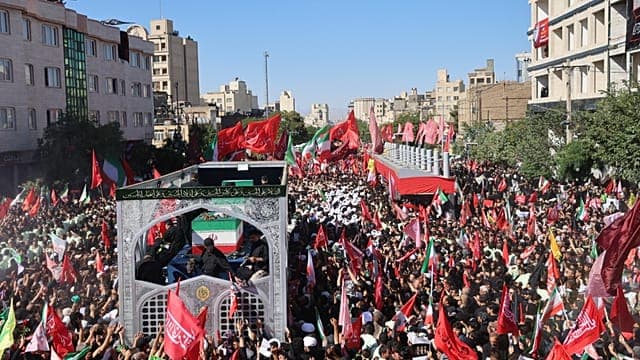 À Mashhad, une marée humaine aux funérailles d'Ali Khamenei