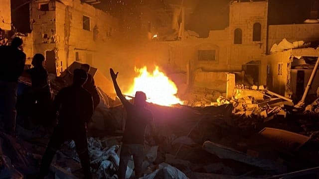 Gaza : une frappe israélienne détruit des habitations dans le camp de Nuseirat