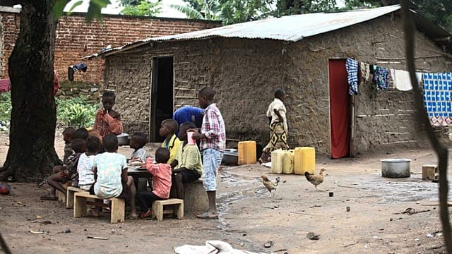 RDC : À Beni, les familles pygmées déplacées survivent loin de leur forêt