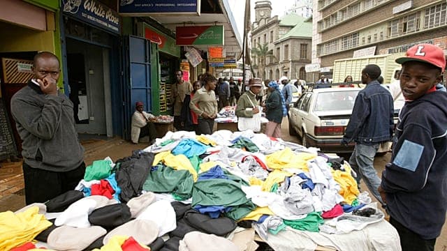Des Burundais se précipitent pour quitter le Kenya après la répression des commerces