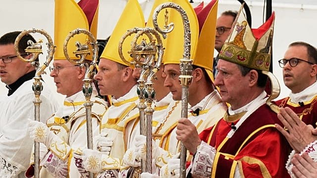 Breakaway Catholic group defies Pope to consecrate new bishops
