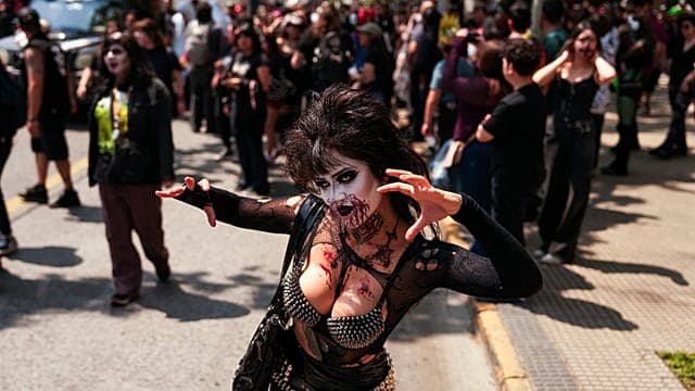 Mexique : des milliers de personnes réunies pour la "Zombie Walk"