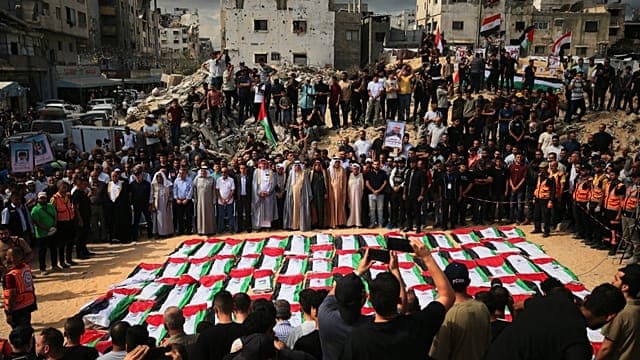 Gaza : les funérailles de 105 victimes exhumées des décombres