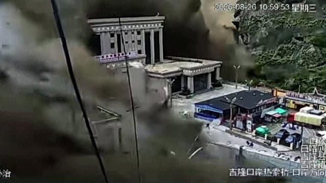 Chine : une vidéo montre une coulée de boue traversant le port de Gyirong