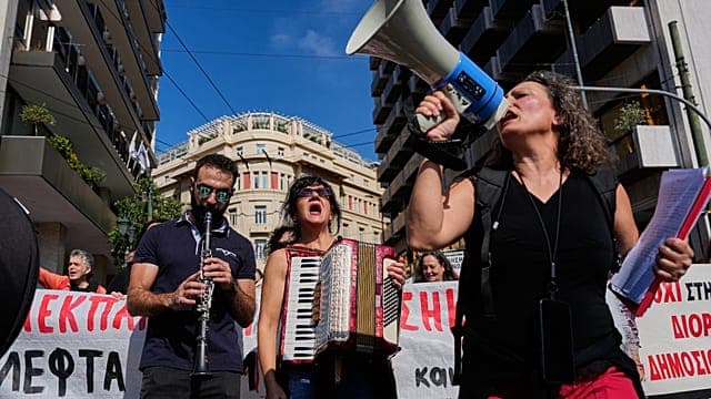 Grèce : des milliers de manifestants envahissent Athènes pour l'éducation