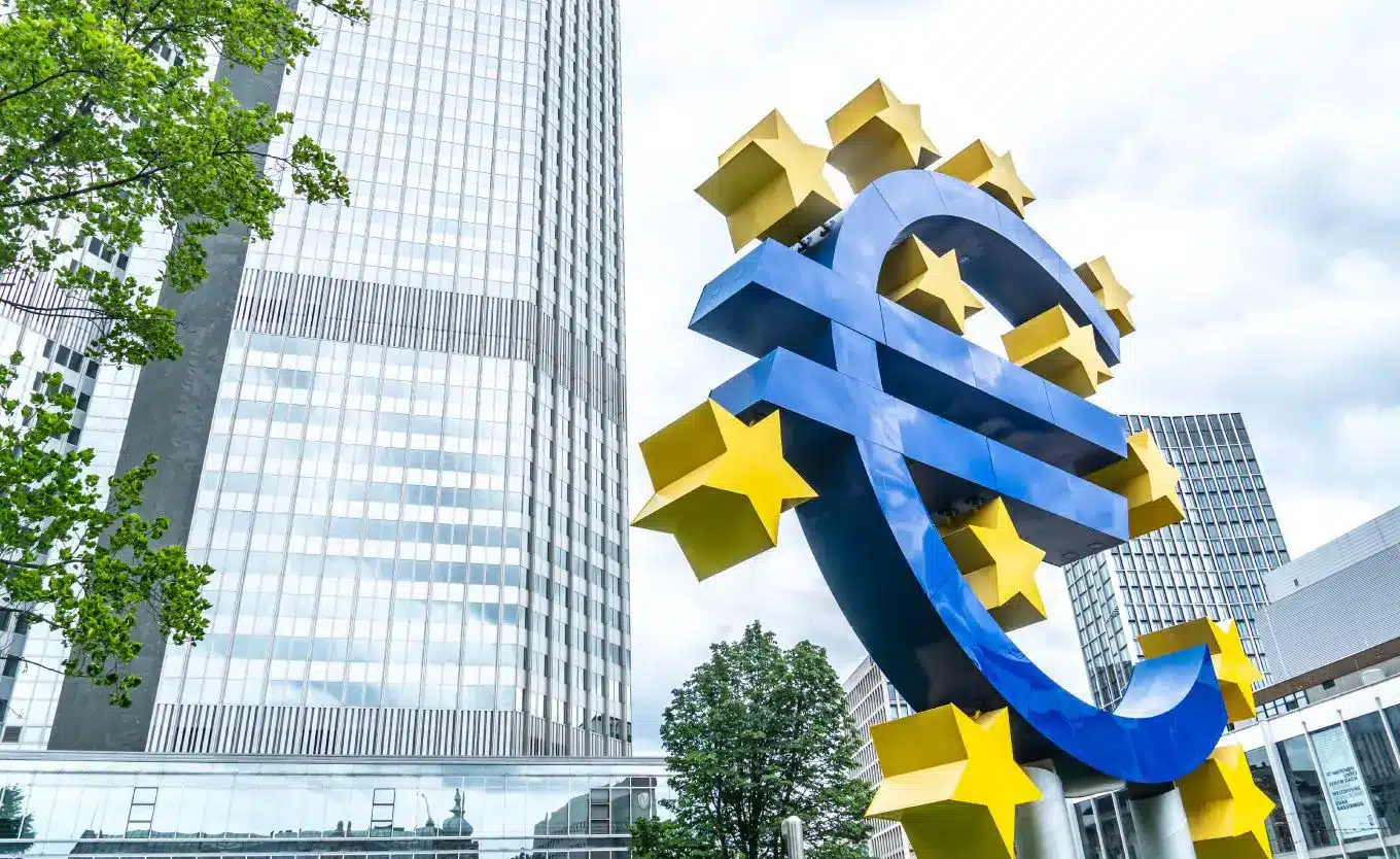 Central Bankers Debate Dollar’s Dominance as Euro Gains Ground