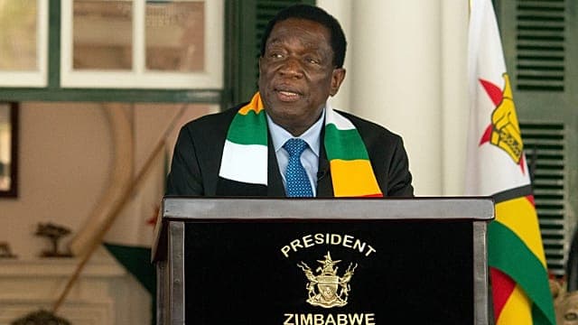 Zimbabwe : le parti au pouvoir approuve le maintien de Mnangagwa à sa tête