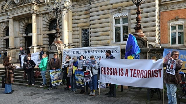 Allemagne : des soutiens manifestent à Hambourg à l'ouverture du procès Nord Stream