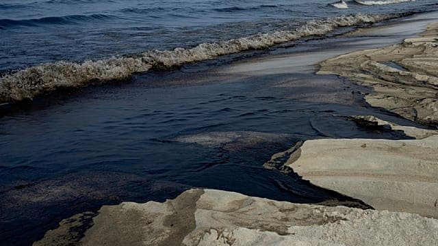 Détroit d'Ormuz : le passage d'un pétrolier provoque une marée noire