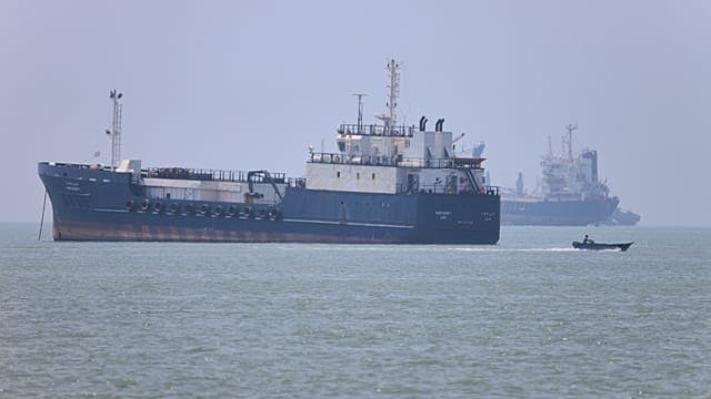Oil price falls to pre-war levels as ships being moving through Strait of Hormuz
