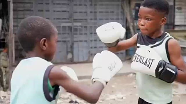 Nigéria : des jeunes s'initient à la boxe dans les rues de Lagos