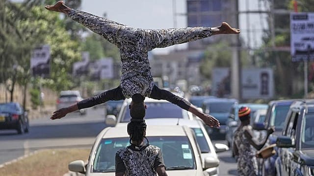 Kenya : des acrobates de rue divertissent les automobilistes