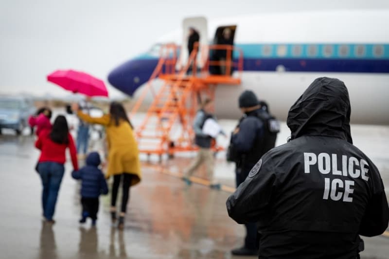 Où vont les migrants expulsés des États-Unis ? L'alerte des experts de l'ONU sur le système des pays tiers