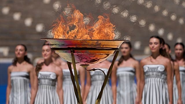 La flamme olympique allumée à Athènes avant les JO de la Jeunesse à Dakar
