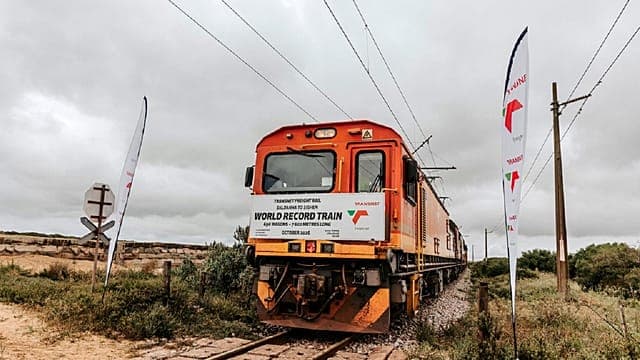 Afrique du Sud : le plus long train de marchandises jamais réalisé mis en service 