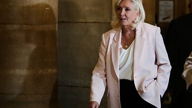 Paris, France : Marine Le Pen autorisée à se présenter à la présidentielle, mais avec un bracelet