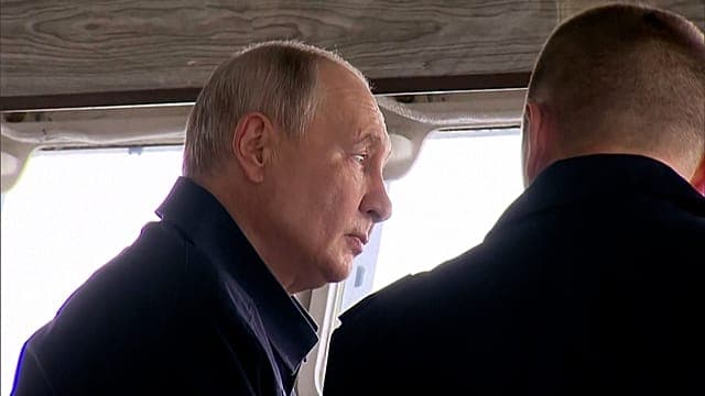 Poutine assiste à des manœuvres de la marine russe au large de Sakhaline