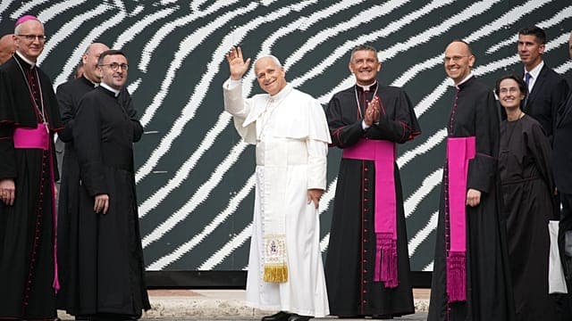 Le pape Léon XIV dévoile une vague géante pour une nouvelle expo sur l'eau à la bibliothèque vaticane