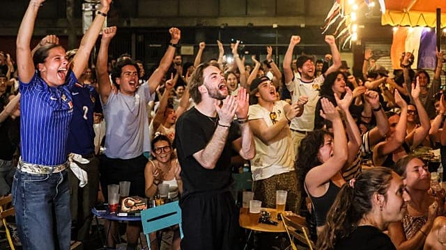 Les supporters français exultent après la qualification des Bleus face au Maroc