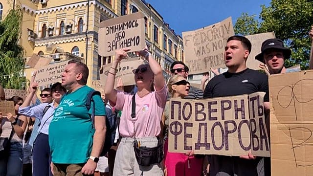 Ukraine : des centaines de manifestants en colère dénoncent le limogeage du ministre de la Défense