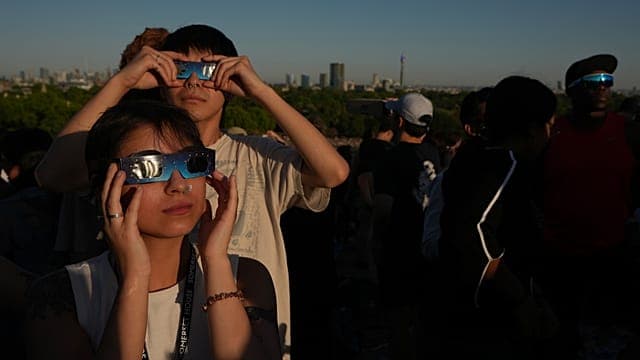 Éclipse solaire en Europe : un mince croissant de Soleil au‑dessus des capitales