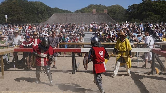 Des combattants en armure investissent le château de Spøttrup pour le mondial IMCF