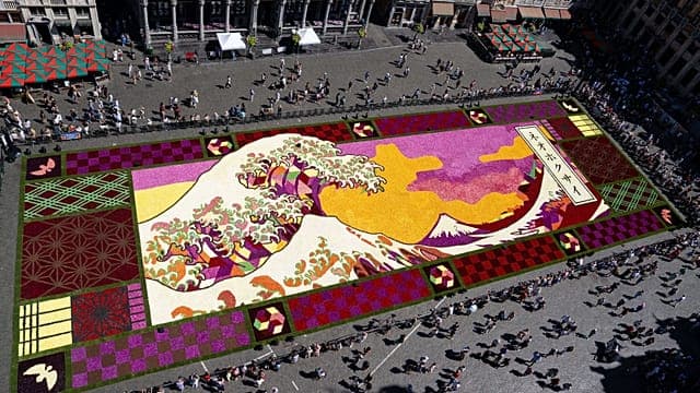 Bruxelles dévoile un immense tapis de fleurs inspiré du chef-d'œuvre de Hokusai