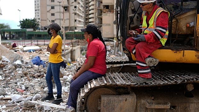 Venezuela : dans les décombres, les familles recherchent les corps de leurs proches