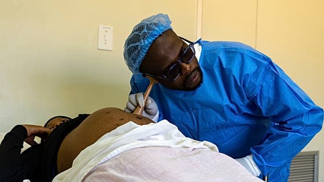 Lesotho : des hommes se forment au métier de sage homme