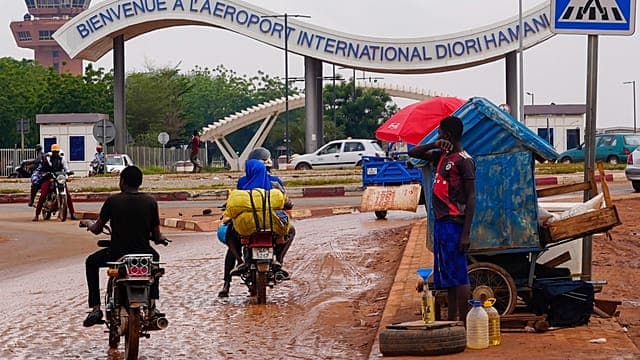Niger: search underway for attackers who killed 11 soldiers at Niamey airport