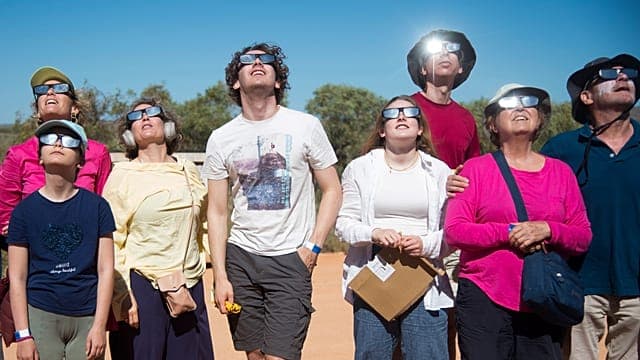 L'Europe se rue sur les lunettes d'éclipse, la production solaire va baisser