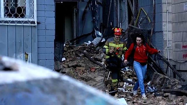 Kyiv sous les missiles russes : des dizaines de blessés et de vastes coupures de courant