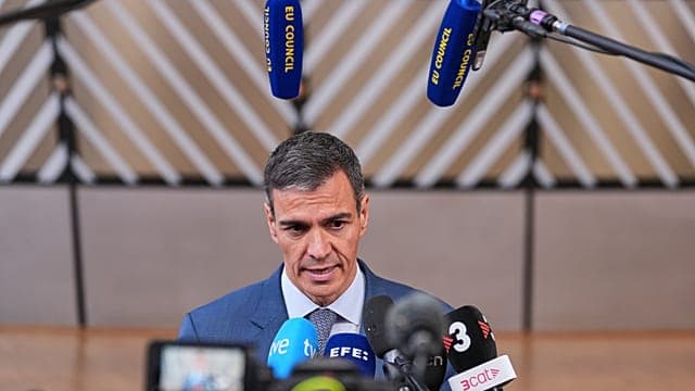 Espagne : Pedro Sánchez défend sa politique de régularisation massive des migrants 
