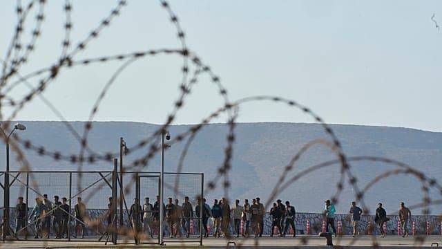 EU lawmakers approve deportation hubs for migrants