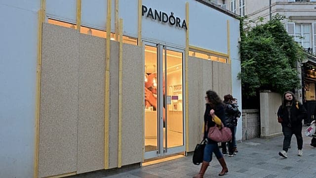 France : commerces barricadés à Lyon et Orléans face à d'éventuels troubles