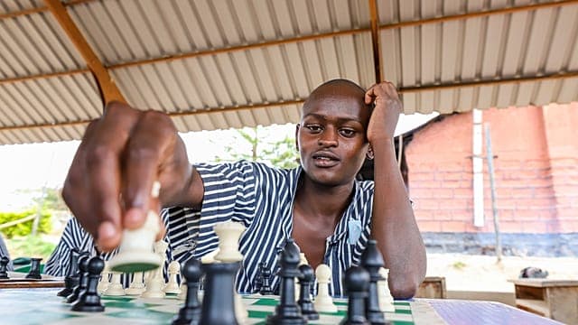 Kenya : à Kibera, des enfants jouent aux échecs grâce à un projet communautaire