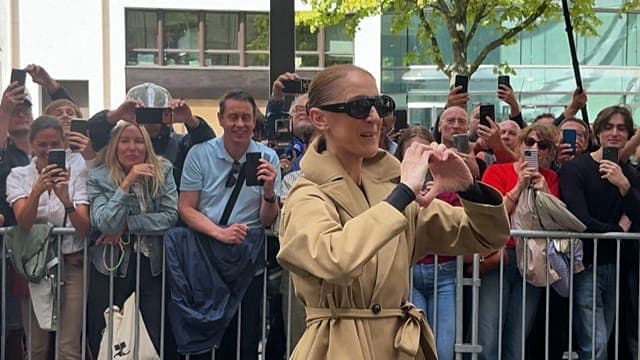 Des fans accueillent Céline Dion devant son hôtel parisien avant sa résidence de 16 concerts
