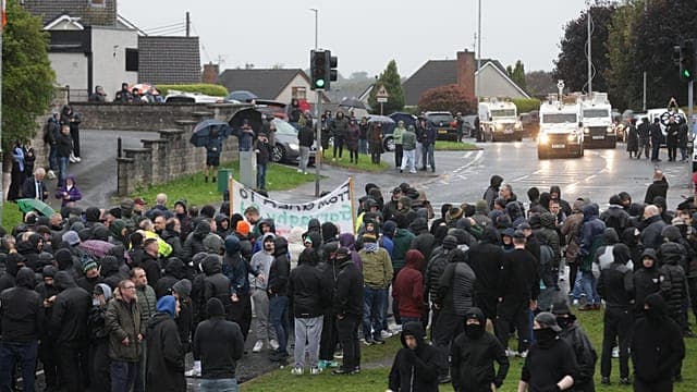 Irlande du Nord : 2 000 manifestants bloquent un défilé orangiste à Portadown