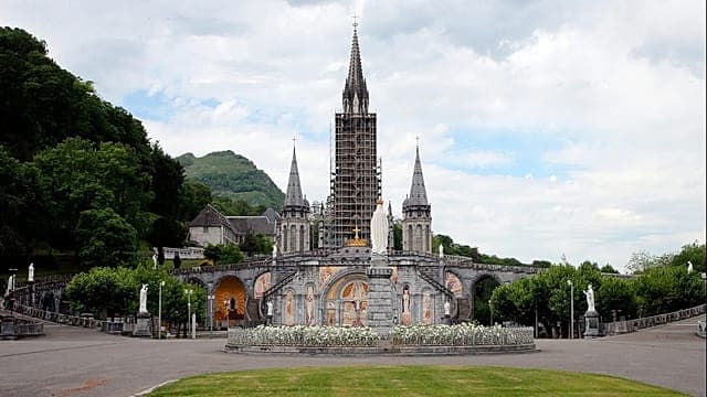 France : tués en Algérie il y a 30 ans, les moines de Tibhirine honorés à Lourdes